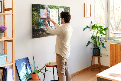 Tableau en liège Cascade dans une forêt de montagne verdoyante
