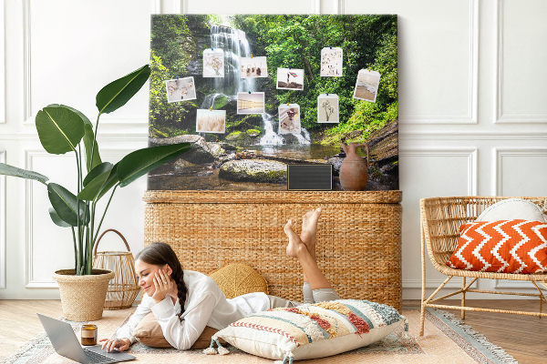 Tableau en liège Cascade dans une forêt de montagne verdoyante
