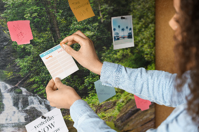 Tableau en liège Cascade dans une forêt de montagne verdoyante