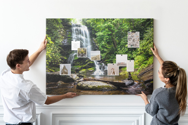 Tableau en liège Cascade dans une forêt de montagne verdoyante