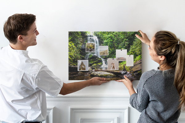 Tableau en liège Cascade dans une forêt de montagne verdoyante