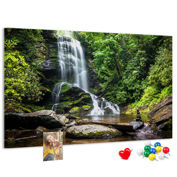 Tableau en liège Cascade dans une forêt de montagne verdoyante