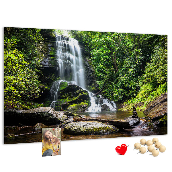 Tableau en liège Cascade dans une forêt de montagne verdoyante
