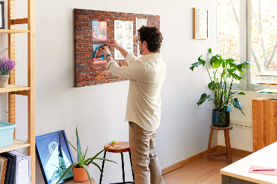 Tableau de liège Mur de briques aux teintes chaudes.