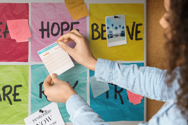 Tableau en liège Des cartes colorées avec des slogans inspirants.