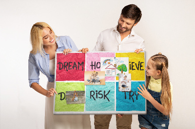 Tableau en liège Des cartes colorées avec des slogans inspirants.