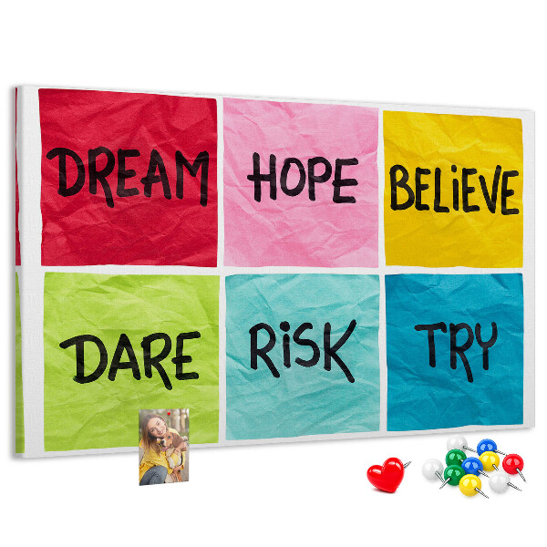 Tableau en liège Des cartes colorées avec des slogans inspirants.