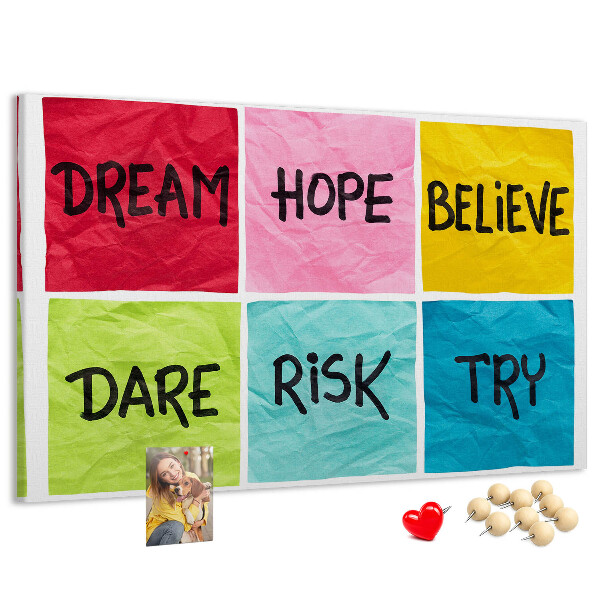Tableau en liège Des cartes colorées avec des slogans inspirants.