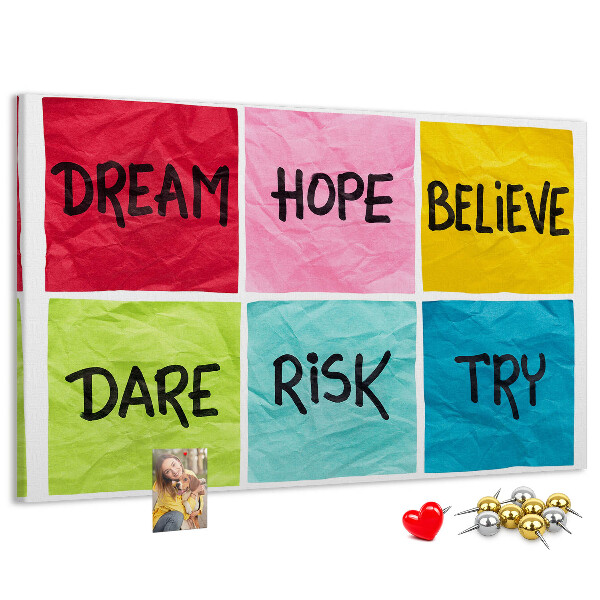 Tableau en liège Des cartes colorées avec des slogans inspirants.