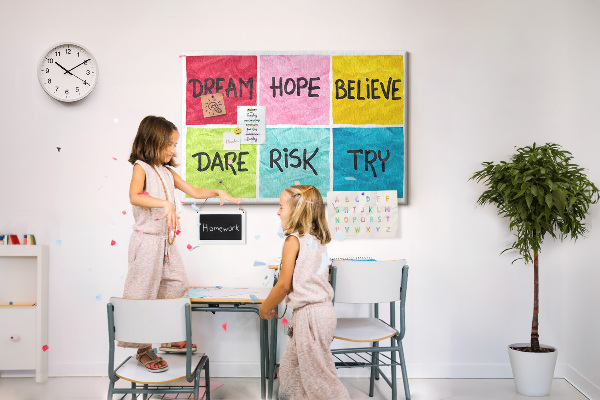 Tableau en liège Des cartes colorées avec des slogans inspirants.