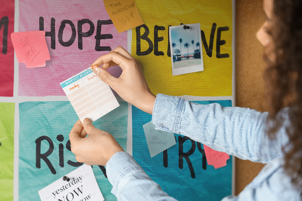 Tableau en liège Des cartes colorées avec des slogans inspirants.