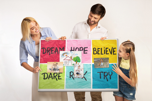 Tableau en liège Des cartes colorées avec des slogans inspirants.