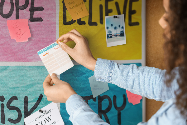 Tableau en liège Des cartes colorées avec des slogans inspirants.