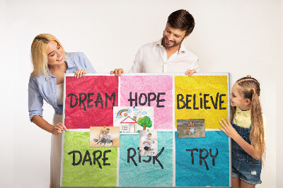 Tableau en liège Des cartes colorées avec des slogans inspirants.