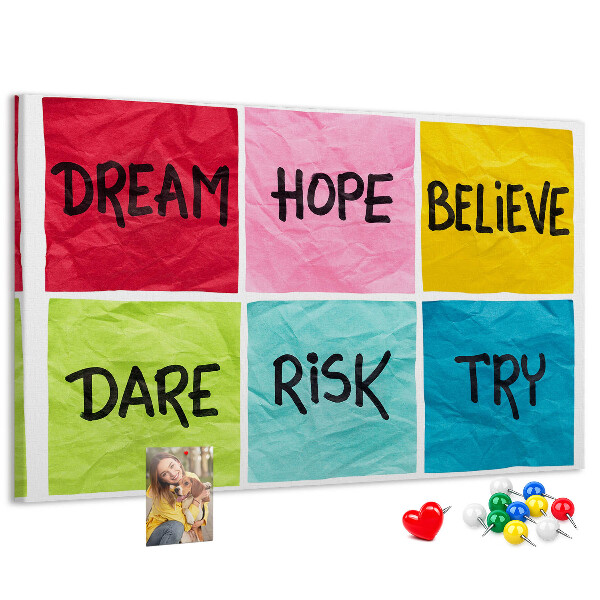 Tableau en liège Des cartes colorées avec des slogans inspirants.