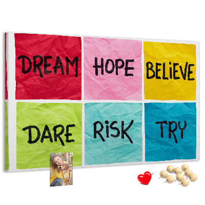 Tableau en liège Des cartes colorées avec des slogans inspirants.