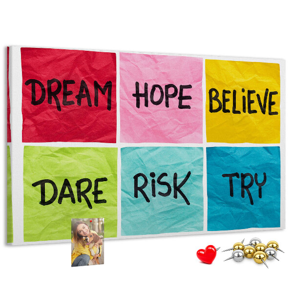 Tableau en liège Des cartes colorées avec des slogans inspirants.