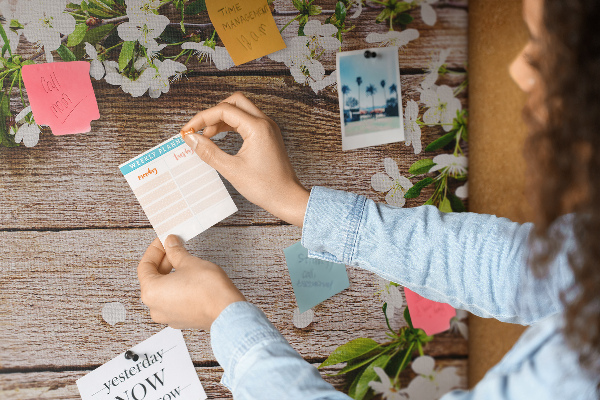 Tableau de liège Fleurs sur fond de planche en bois