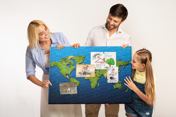 Tableau de liège Carte du monde verte avec l'océan en arrière-plan
