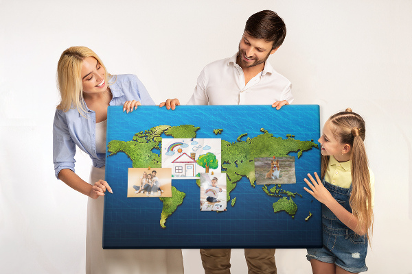 Tableau de liège Carte du monde verte avec l'océan en arrière-plan