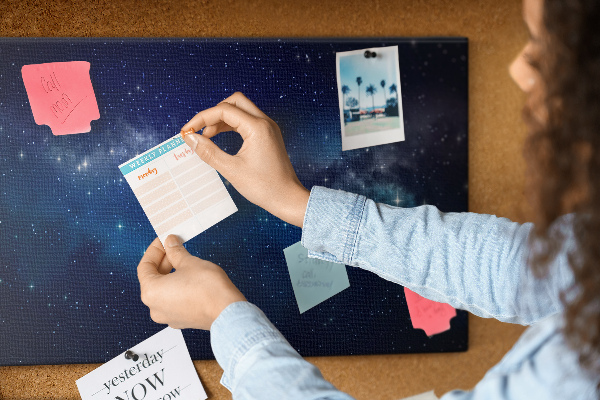 Tableau en liège L'espace cosmique avec des étoiles scintillantes
