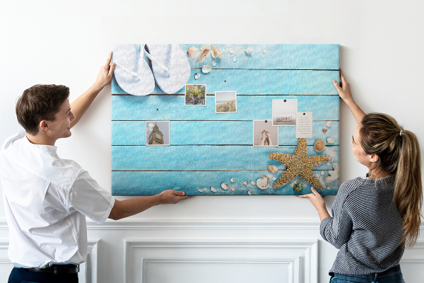 Tableau de liège Souvenirs d'été à la plage avec des coquillages.