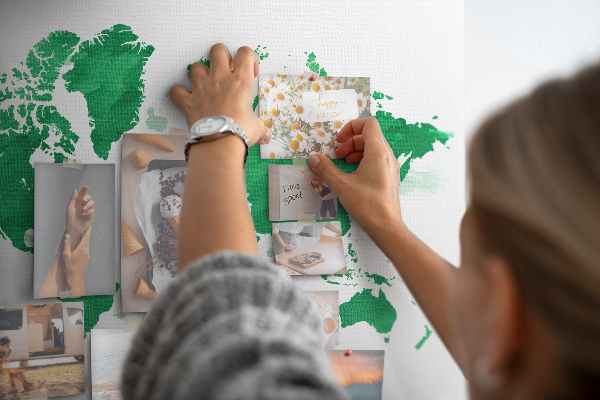 Tableau en liège carte du monde à l'aquarelle verte