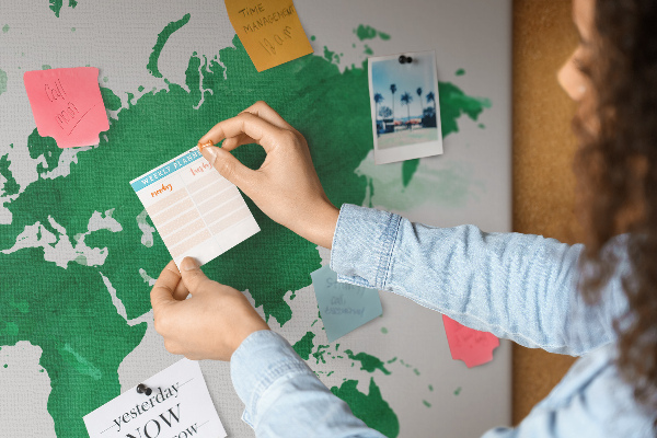Tableau en liège carte du monde à l'aquarelle verte