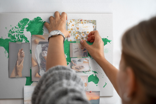 Tableau en liège carte du monde à l'aquarelle verte