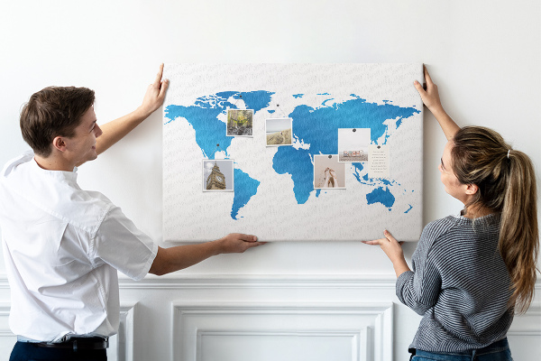 Tableau en liège Carte du monde bleue sur fond blanc
