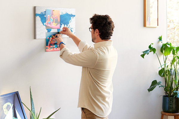 Tableau en liège Carte du monde bleue sur fond blanc