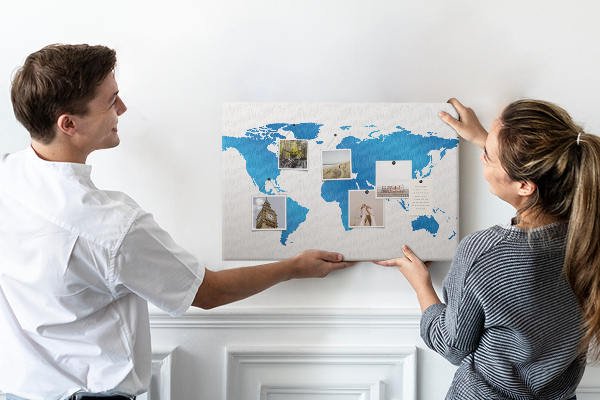Tableau en liège Carte du monde bleue sur fond blanc