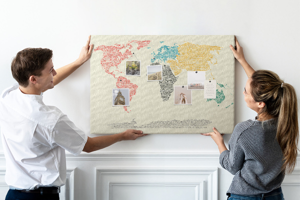 Tableau en liège Une carte du monde en mots et en couleurs