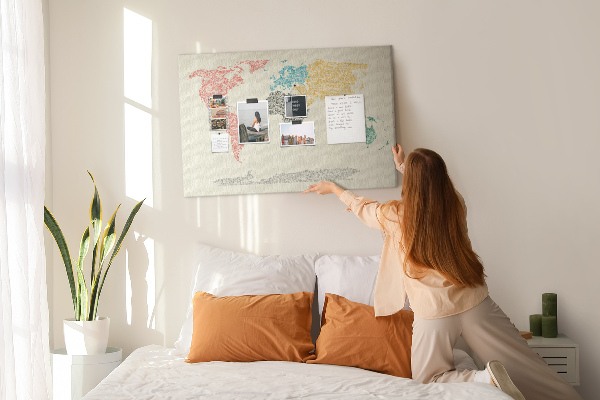 Tableau en liège Une carte du monde en mots et en couleurs