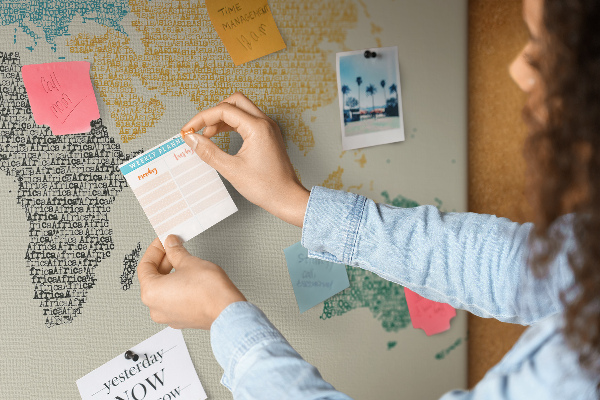 Tableau en liège Une carte du monde en mots et en couleurs