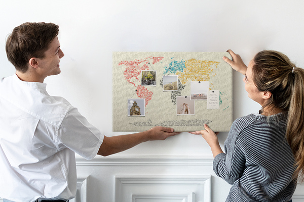 Tableau en liège Une carte du monde en mots et en couleurs
