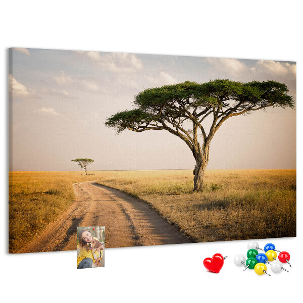 Tableau en liège Une route traversant un paysage africain avec un arbre