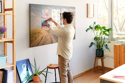 Tableau en liège Une route traversant un paysage africain avec un arbre
