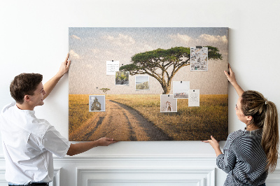 Tableau en liège Une route traversant un paysage africain avec un arbre