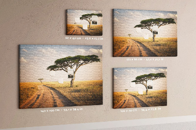 Tableau en liège Une route traversant un paysage africain avec un arbre