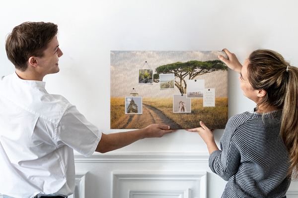 Tableau en liège Une route traversant un paysage africain avec un arbre