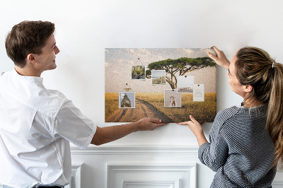 Tableau en liège Une route traversant un paysage africain avec un arbre