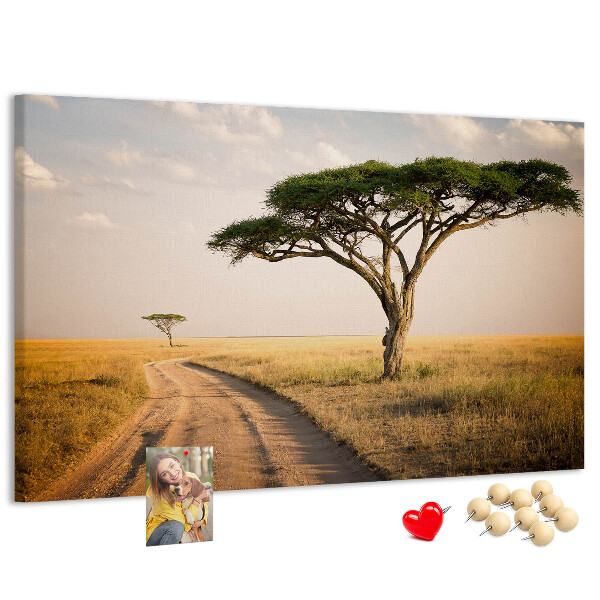 Tableau en liège Une route traversant un paysage africain avec un arbre