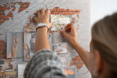 Tableau affichage liège Une carte du monde contre un mur de briques