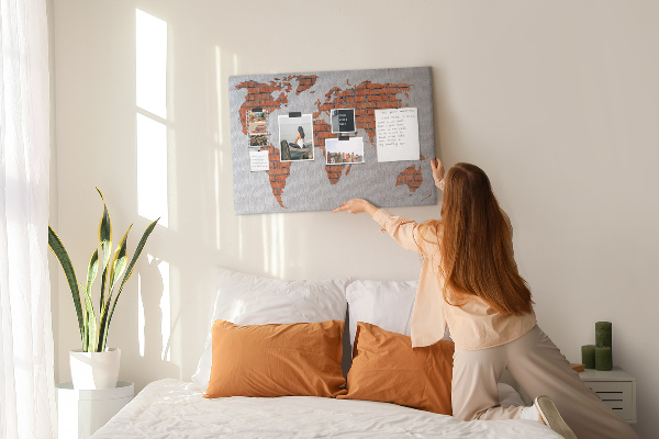 Tableau affichage liège Une carte du monde contre un mur de briques