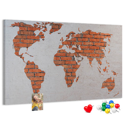 Tableau affichage liège Une carte du monde contre un mur de briques