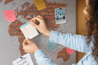 Tableau affichage liège Une carte du monde contre un mur de briques