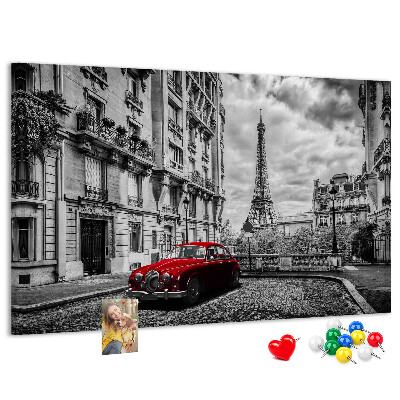 Tableau de liège Une voiture rouge avec Paris en arrière-plan