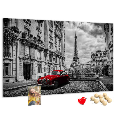Tableau de liège Une voiture rouge avec Paris en arrière-plan