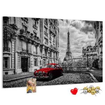 Tableau de liège Une voiture rouge avec Paris en arrière-plan